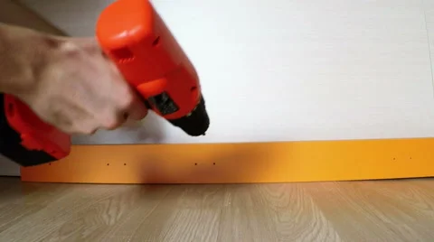 Working with cordless drill in wood. Video stock 53190417