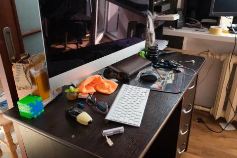 Working desk with computer and stuff.View over untidy workplace with modern Stockfoto's