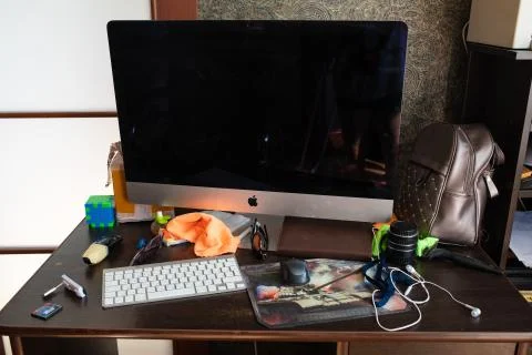 Working desk with computer and stuff.View over untidy workplace with modern 库存照片