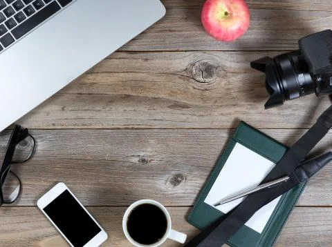 Working desktop border in overhead view on rustic wood Foto stock