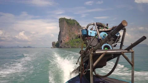 Working diesel engine motor of long tail boat at Phang Nga Bay Thailand Stockbeeldmateriaal 144863928