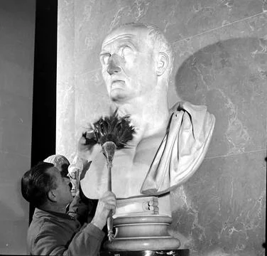 Working dusting off bust at The Louvre., Paris, France - 26 Jun 1949 Foto stock