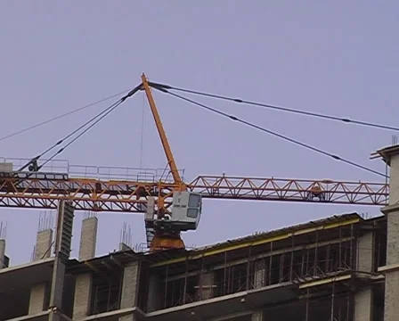 Working elevating crane. Zoom out. Video stock 935334