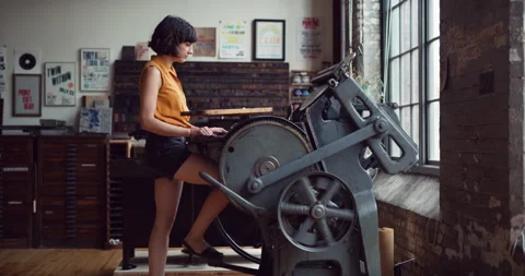 Working female artist using her letterpress machine to create a print in interio Stock Footage 199455691