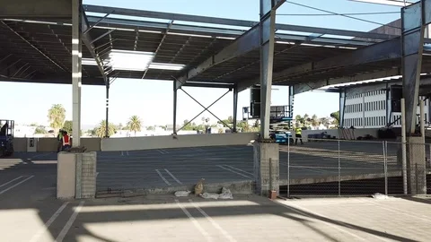 Working In A Garage Stockbeeldmateriaal 123709184