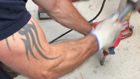 Working, hammering nails Vidéo 217362381