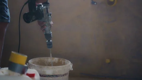 Working with the hand mixer preparing the plaster mix Vídeo Stock 90848287