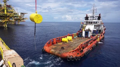 Working at height and overboard using abseiling technique. Vídeos de archivo 94562663