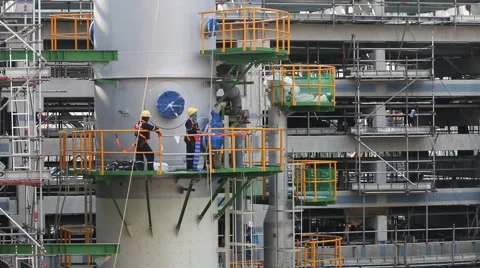 Working at height in construction plant 库存影片 44914042