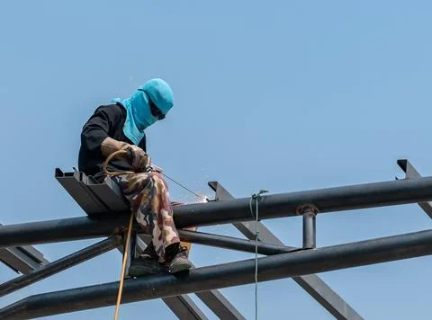 Working at height without fall arrestor device. Foto stock
