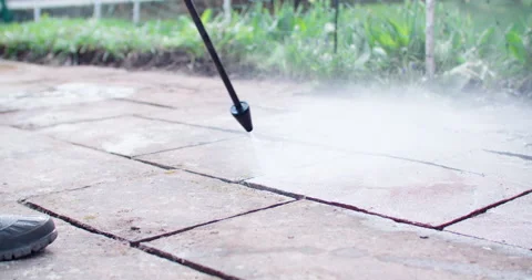 Working with a high pressure water jet to clean some old dirty flagstones Vídeos de archivo 242016284