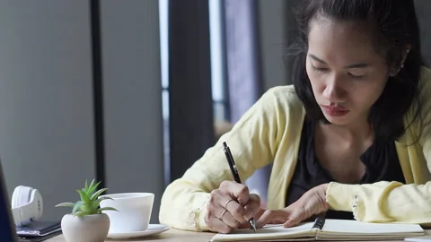 Working from home concept. Hand of Planner write timetable and daily agenda on c 库存影片 146631926