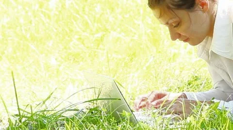 Working on lap Vídeos de archivo 11241113