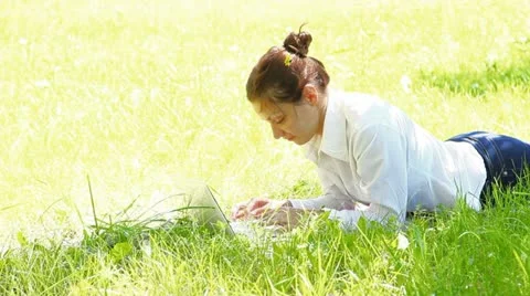 Working on lap 库存影片 11241124