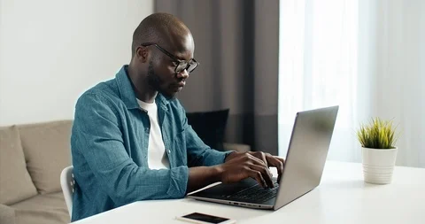 Working on Laptop 動画素材 109004788