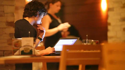 Working on laptop in the restaurant Vídeo Stock 38121750
