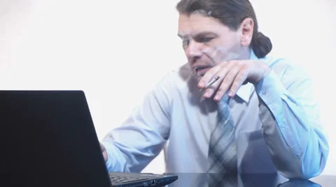 Working on a laptop, smokes Vídeo Stock 35713374