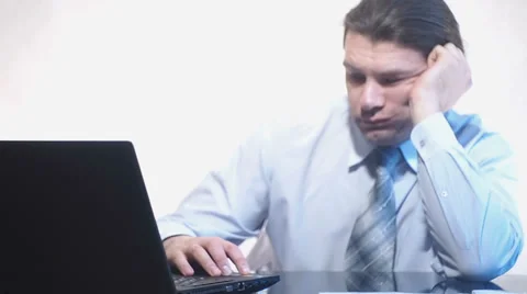 Working on laptop very boring Vídeo Stock 35713440