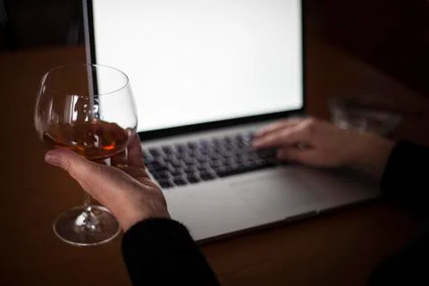 Working on laptop while drinking Stock-Fotos