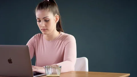 Working on a macbook Vidéo 128125111