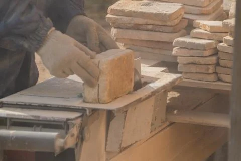 The working on the machine cuts the stone, laser disk 库存照片