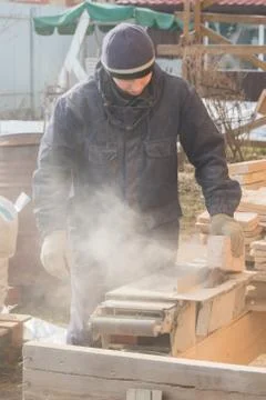 The working on the machine cuts the stone, laser disk 库存照片
