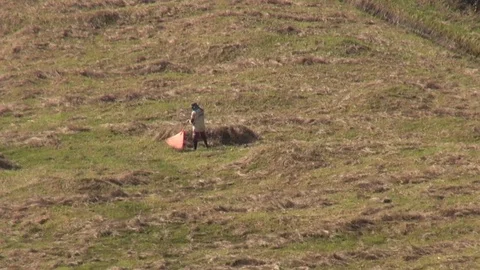 Working man in a field Vídeos de archivo 105193236
