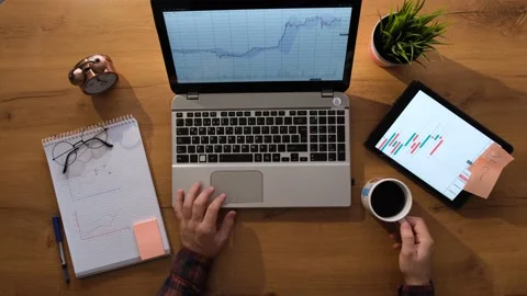 Working man with leptop is checking the tables and starts typing. the convenienc Vídeo Stock 147507299