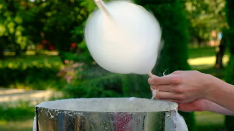 Working man making cotton candy during holiday festival 库存影片 111420440