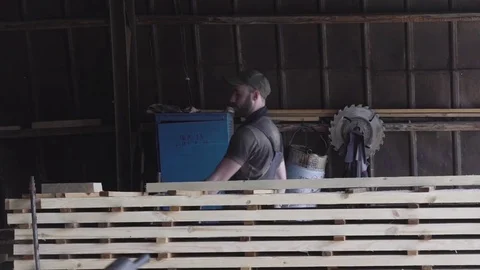 Working man puts the boards on the parapet Vidéo 76909288