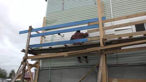 Working man working on scaffolding Stock Footage 137858287