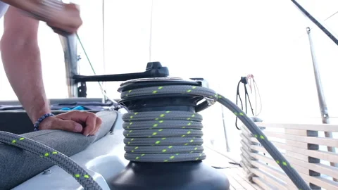 Working maneuvers on the sailing boat with the winch 動画素材 200428046