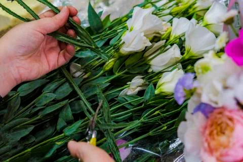 The working moment of preparation and dressing of the bouquet. Stockfoto's
