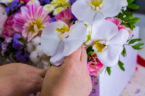 The working moment of preparation and dressing of the bouquet. Фото