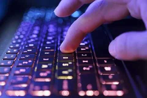 Working on a neon computer keyboard with colored backlighting. Computer video Foto stock