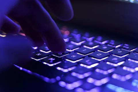 Working on a neon computer keyboard with colored backlighting. Computer video Foto stock