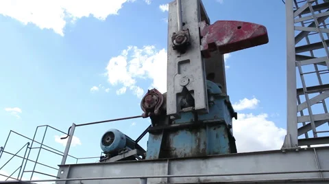 Of the working oil pump on a background cloudy sky Video stock 55071633