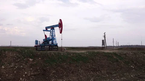 A working oil pump. It's a nasty day Stock Footage