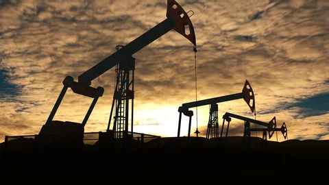 Working oil pump jacks against sunset cloudscape Vidéo 88071902