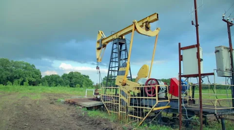 Working oil pumps 库存影片 52451839