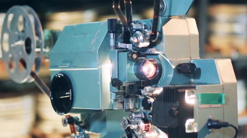 Working old film projector in a detailed view. Vintage movie, old cinema concept Vídeo Stock 148817813