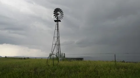 Working old windmill with rain falling Video stock 170031045