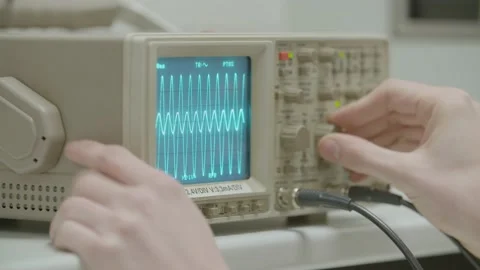 Working with an Oscilloscope 스톡 동영상 141529628