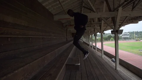 Working out on stairs. Vidéo 86886942