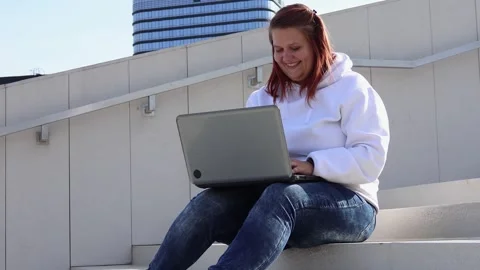Working outdoors on a sunny day while enjoying the urban landscape Stock-Footage 295274326