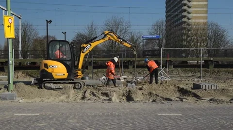 Working paviors mini excavator Video stock 62197958