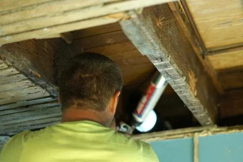 Working with polyurethane expanding foam. Foto stock