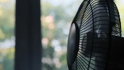 Working portable office or home cooling fan in working mode is on the table. Vidéo 226410095