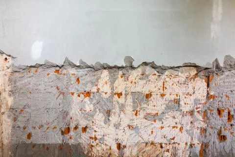 Working process of dismantling blonding plaster on the wall   before of installi Stock-Fotos