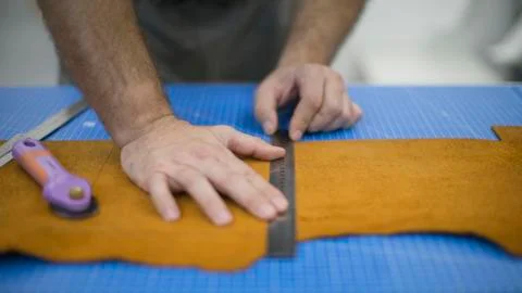 Working process of the leather wallet in the leather workshop. Woman's hands Foto stock